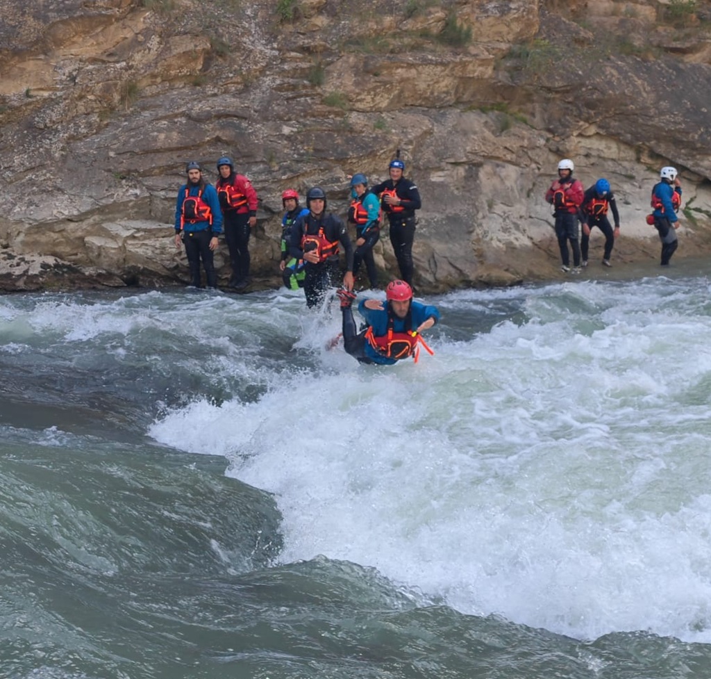Técnicas de rescate en aguas bravas clase 3 curso INAEM UR Pirineos